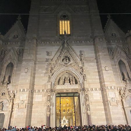 Vista Cattedrale Nápoles Exterior foto